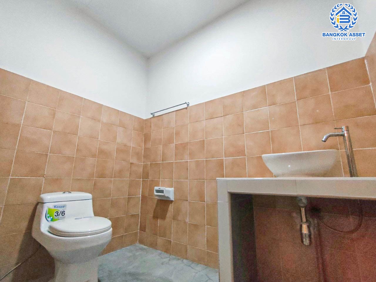 *****บ้านมือสองตกแต่งใหม่ ม.ซอยทวีวัฒนา39  เลียบคลองทวีวัฒนา เนื้อที่ 21 ตร.ว. ฟังก์ชัน 2 ห้องนอน 2 ห้องน้ำ จอดรถได้ 1 คัน บนสุดยอดทำเลเดินทางสะดวก ใกล้ทางคู่ขนานลอยฟ้าบรมราชชนนี ม.มหิดล เซ็นทรัลศาลายา และรายล้อมด้วยสิ่งอำนวยความสะดวกครบ